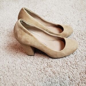 CHINESE LAUNDRY Creme Suede Heels